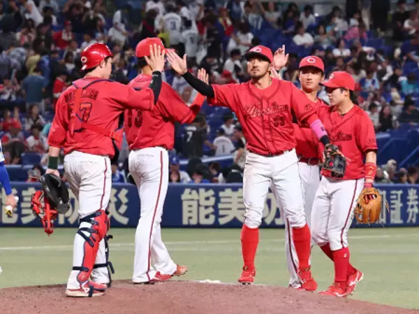 喜ぶ広島ナイン　プロ野球