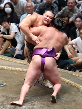 朝乃山、貫禄示す＝尊富士との１敗対決制し―大相撲秋場所