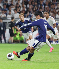 ＰＫを決める上田　サッカー日本代表