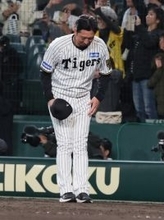 一礼する藤川監督　プロ野球