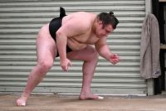 稽古する安青錦