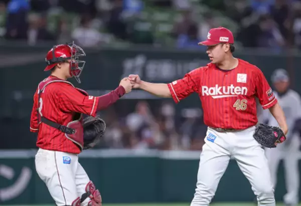 タッチを交わす太田と藤平　プロ野球
