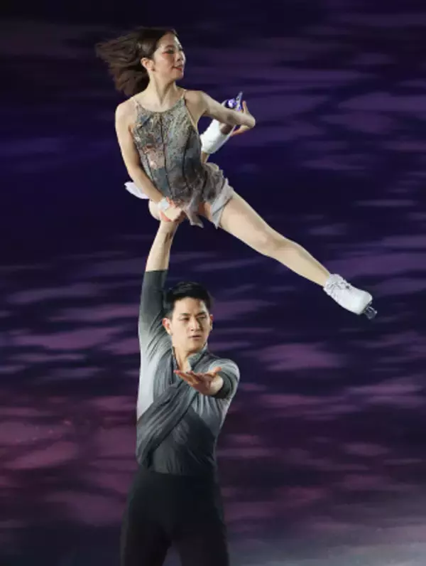 アイスショーで演技する三浦、木原組