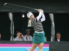 佐久間のティーショット　女子ゴルフ