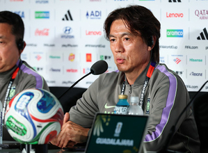 会見する洪明甫監督　Ｗ杯サッカー