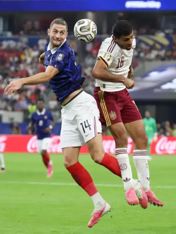 競り合うラビオとロドリ　Ｗ杯サッカー