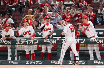持丸を迎える広島ナイン　プロ野球