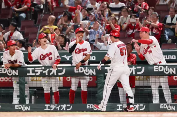 持丸を迎える広島ナイン　プロ野球