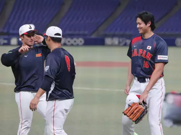 談笑する大谷　野球