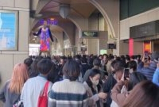 名鉄「ナナちゃん人形」に集まる人々