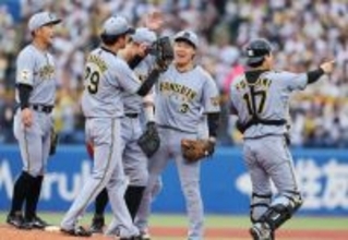 喜ぶ阪神ナイン　プロ野球