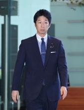 自・維トップ、昼食会定例化