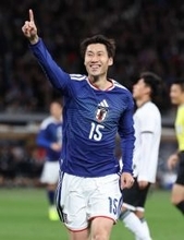 喜ぶ鎌田　サッカー