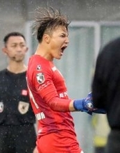 喜ぶ西川　Ｊリーグ