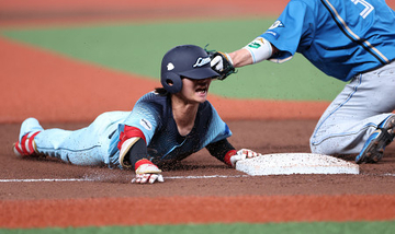 適時三塁打を放った仲田　プロ野球