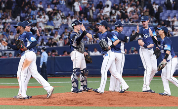 喜ぶ西武ナイン　プロ野球