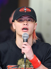 記者会見する那須川