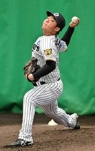 投球練習する村上　プロ野球