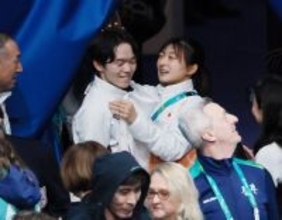 坂本から祝福される鍵山　五輪