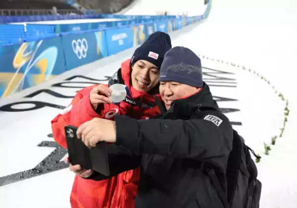 父と記念撮影する二階堂　五輪