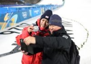 父と記念撮影する二階堂　五輪