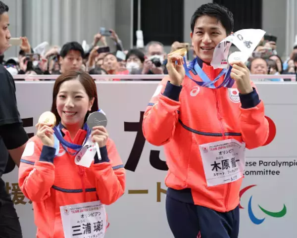 メダルを披露する「りくりゅう」