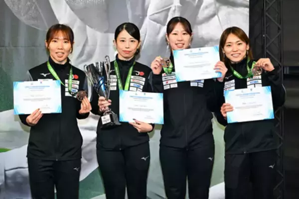 女子フルーレの日本３位＝フェンシングＷ杯