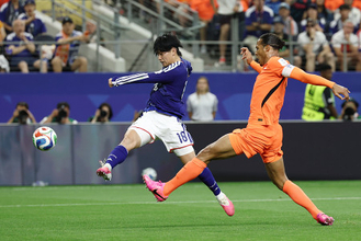 シュートを放つ上田　Ｗ杯サッカー