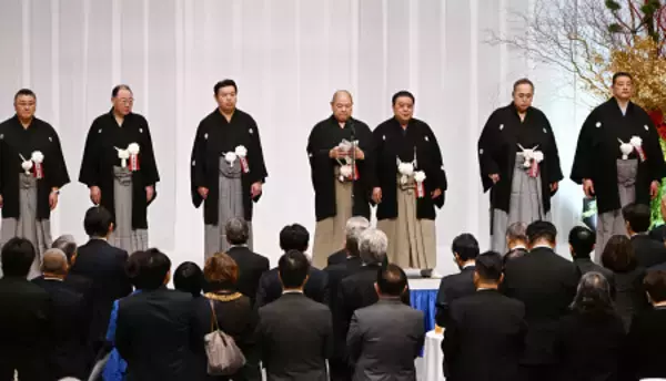 あいさつする八角理事長