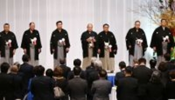 あいさつする八角理事長