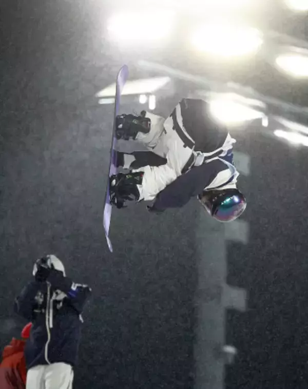 練習する長谷川