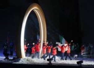 入場行進する日本の選手ら　五輪