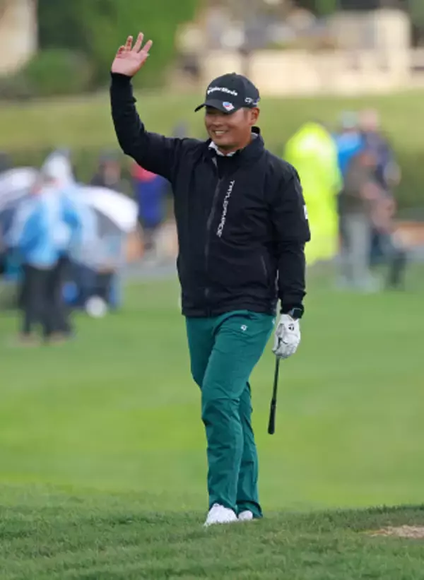 歓声に応える久常　ゴルフ