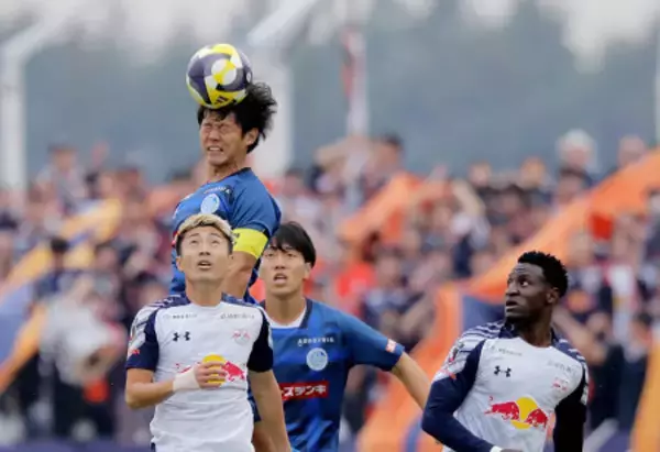 競り合う大崎　Ｊリーグ