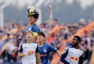 競り合う大崎　Ｊリーグ