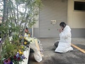 遺族ら事件現場で黙とう＝王将社長射殺から１２年―京都