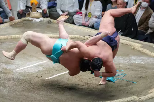 豊昇龍の上手投げ