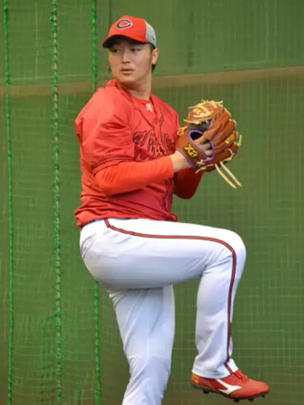 投球練習をする床田　プロ野球