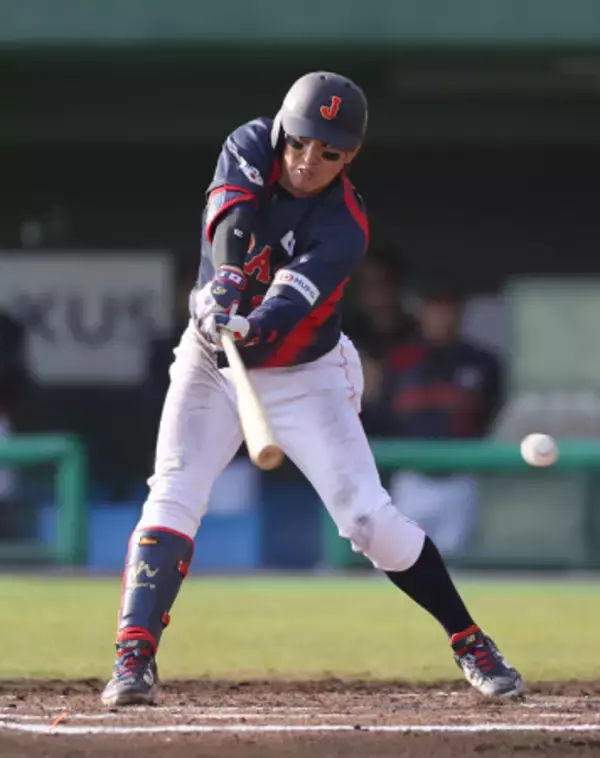 空振り三振に倒れる小園