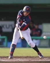 空振り三振に倒れる小園