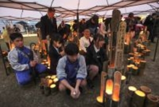 竹灯籠に鎮魂のともしび＝益城町の公園で―熊本地震１０年