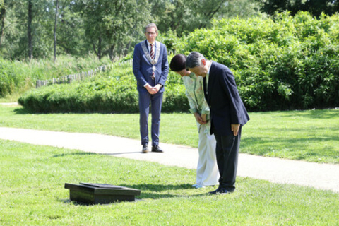 両陛下、公園で桜植樹＝東日本大震災追悼碑に黙とう
