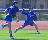 「キャッチボールする山本　大リーグ」の画像1