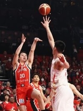 シュートを放つ富永