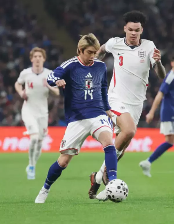 攻め込む伊東　サッカー