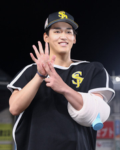 笑顔の前田悠　プロ野球