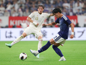 パスを出す中野　サッカー日本代表