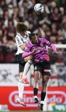 競り合うジョアンペドロと扇原