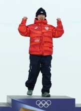 表彰台に上がる戸塚　五輪