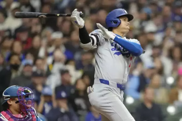 安打を放つ大谷　大リーグ